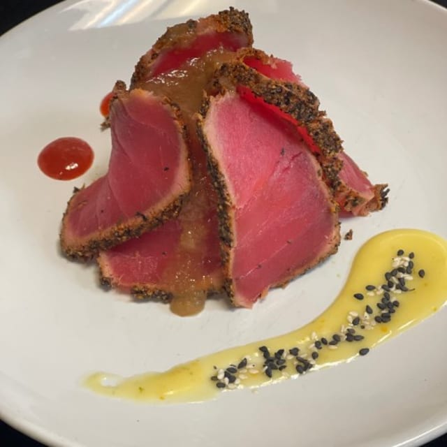 Lunch Pepper-Seared Tuna Plate.